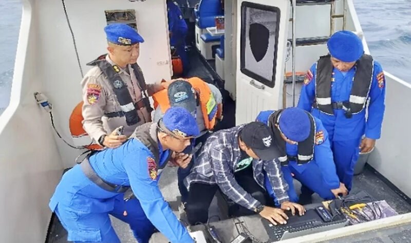 Tim Gabungan - Basarnas bersama dengan tim Polairud Polda Jatim bersama-sama mendeteksi keberadaan KMP Tunu Pratama Jaya menggunakan alat pendeteksi Sonar untuk mengidentifikasi bangkai kapal (istimewa/Jatim.co)