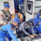 Tim Gabungan - Basarnas bersama dengan tim Polairud Polda Jatim bersama-sama mendeteksi keberadaan KMP Tunu Pratama Jaya menggunakan alat pendeteksi Sonar untuk mengidentifikasi bangkai kapal (istimewa/Jatim.co)