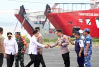 Pantau Posko Basarnas - Wapres Gibran saat tiba di lapangan demaga pelabuhan ketapang Banyuwangi disambut oleh Bupati Banyuwangi, Danrem 083/Baladhika Jaya dan Kapolresta Banyuwangi 