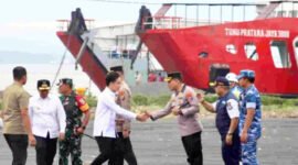Pantau Posko Basarnas - Wapres Gibran saat tiba di lapangan demaga pelabuhan ketapang Banyuwangi disambut oleh Bupati Banyuwangi, Danrem 083/Baladhika Jaya dan Kapolresta Banyuwangi 