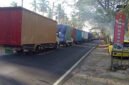 Macet Lagi - Antrean kendaraan truk besar dan tronton kembali alami kemacetan dari arah utara atau situbondo menuju arah pelabuhan ketapang (Foto : Istimewa/Jatim.co)