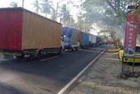 Macet Lagi - Antrean kendaraan truk besar dan tronton kembali alami kemacetan dari arah utara atau situbondo menuju arah pelabuhan ketapang (Foto : Istimewa/Jatim.co)