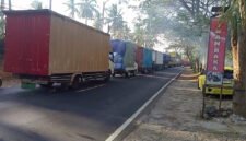 Macet Lagi - Antrean kendaraan truk besar dan tronton kembali alami kemacetan dari arah utara atau situbondo menuju arah pelabuhan ketapang (Foto : Istimewa/Jatim.co)