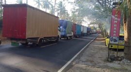 Macet Lagi - Antrean kendaraan truk besar dan tronton kembali alami kemacetan dari arah utara atau situbondo menuju arah pelabuhan ketapang (Foto : Istimewa/Jatim.co)