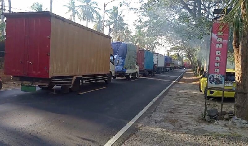 Macet Lagi - Antrean kendaraan truk besar dan tronton kembali alami kemacetan dari arah utara atau situbondo menuju arah pelabuhan ketapang (Foto : Istimewa/Jatim.co)