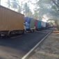 Macet Lagi - Antrean kendaraan truk besar dan tronton kembali alami kemacetan dari arah utara atau situbondo menuju arah pelabuhan ketapang (Foto : Istimewa/Jatim.co)
