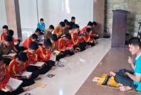Pondasi Pendidikan Karakter - Siswa kelas VII sampai IX bersama-sama guru pendamping Ismuba membaca dan memahami surat Al Kahfi di Masjid AR Fakhrudin dalam pembiasaan Jum'at Al Kahfi (Foto : SMP Mugawangi/Jatim.co)