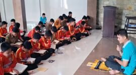 Pondasi Pendidikan Karakter - Siswa kelas VII sampai IX bersama-sama guru pendamping Ismuba membaca dan memahami surat Al Kahfi di Masjid AR Fakhrudin dalam pembiasaan Jum'at Al Kahfi (Foto : SMP Mugawangi/Jatim.co)