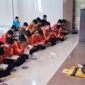 Pondasi Pendidikan Karakter - Siswa kelas VII sampai IX bersama-sama guru pendamping Ismuba membaca dan memahami surat Al Kahfi di Masjid AR Fakhrudin dalam pembiasaan Jum'at Al Kahfi (Foto : SMP Mugawangi/Jatim.co)