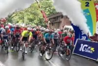 Start Etape 2 - ITdBI hari kedua mengambil start di Kawasan geopark Tanam Nasional Alas Purwo, pembalap disughi dengan hijaunya rerimbunan pohon trembesi besar sepanjang rute awal selepas garis start (Foto : Istimewa/Jatim,co)