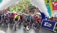 Start Etape 2 - ITdBI hari kedua mengambil start di Kawasan geopark Tanam Nasional Alas Purwo, pembalap disughi dengan hijaunya rerimbunan pohon trembesi besar sepanjang rute awal selepas garis start (Foto : Istimewa/Jatim,co)