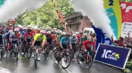 Start Etape 2 - ITdBI hari kedua mengambil start di Kawasan geopark Tanam Nasional Alas Purwo, pembalap disughi dengan hijaunya rerimbunan pohon trembesi besar sepanjang rute awal selepas garis start (Foto : Istimewa/Jatim,co)