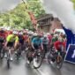 Start Etape 2 - ITdBI hari kedua mengambil start di Kawasan geopark Tanam Nasional Alas Purwo, pembalap disughi dengan hijaunya rerimbunan pohon trembesi besar sepanjang rute awal selepas garis start (Foto : Istimewa/Jatim,co)