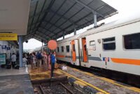 Stasiun Tambahan - Kereta Api (KA) Pandanwangi, kereta lokal yang melayani rute Banyuwangi-Jember sedang menaikkan penumpang di Stasiun Sumberwadung (Banyuwangi) akibat jalur Gumitir di tutup (Foto : Istimewa/Jatim.co) 