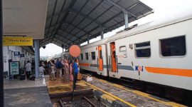 Stasiun Tambahan - Kereta Api (KA) Pandanwangi, kereta lokal yang melayani rute Banyuwangi-Jember sedang menaikkan penumpang di Stasiun Sumberwadung (Banyuwangi) akibat jalur Gumitir di tutup (Foto : Istimewa/Jatim.co) 