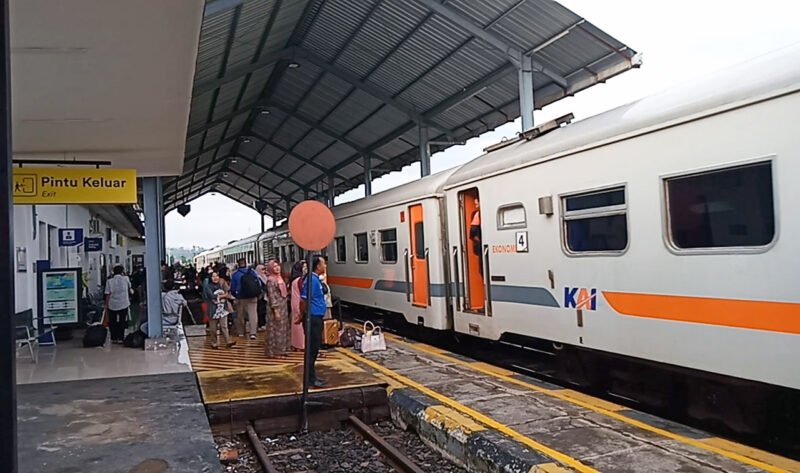Stasiun Tambahan - Kereta Api (KA) Pandanwangi, kereta lokal yang melayani rute Banyuwangi-Jember sedang menaikkan penumpang di Stasiun Sumberwadung (Banyuwangi) akibat jalur Gumitir di tutup (Foto : Istimewa/Jatim.co) 
