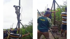 Gotong Royong : Warga bersama-sama kerja bakti memasang tiang lampu untuk penerangan jalan menuju makam sepanjang 450 meter hasil swadaya bersama (Foto : Warga Dusun Simbar 1/Jatim.co) 