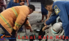 Wanita di Manyar Terperosok ke Selokan Saat Hendak Beli Kue, Dievakuasi Damkar Gresik