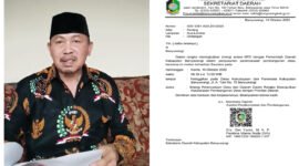 Sampaikan Tanggapan - Ketua Persatuan Anggota BPD Seluruh Indonesia (PABPDSI) Kabupaten Banyuwangi, Misnadi memberikan tanggapan resmi melalui video pernyataan tentang surat undangan dari sekretaris daerah dalam acara yang dilaksanakan oleh Asosiasi BPD Banyuwangi (Foto : Jatim.co)