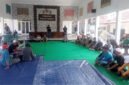 Dialog - Kepala Desa dengan didampingi Forum Pimpinan Kecamatan Cluring menerima warga yang melakukan aksi dan dialog bersama perwakilan warga dengan duduk lesehan didalam pendopo balai desa (Foto : Jatim.co)