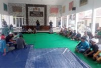 Dialog - Kepala Desa dengan didampingi Forum Pimpinan Kecamatan Cluring menerima warga yang melakukan aksi dan dialog bersama perwakilan warga dengan duduk lesehan didalam pendopo balai desa (Foto : Jatim.co)