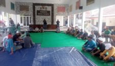 Dialog - Kepala Desa dengan didampingi Forum Pimpinan Kecamatan Cluring menerima warga yang melakukan aksi dan dialog bersama perwakilan warga dengan duduk lesehan didalam pendopo balai desa (Foto : Jatim.co)