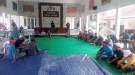 Dialog - Kepala Desa dengan didampingi Forum Pimpinan Kecamatan Cluring menerima warga yang melakukan aksi dan dialog bersama perwakilan warga dengan duduk lesehan didalam pendopo balai desa (Foto : Jatim.co)