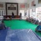 Dialog - Kepala Desa dengan didampingi Forum Pimpinan Kecamatan Cluring menerima warga yang melakukan aksi dan dialog bersama perwakilan warga dengan duduk lesehan didalam pendopo balai desa (Foto : Jatim.co)