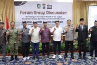 Foto Bersama - Pemangku kepentingan foto bareng setelah mengadakan Forum Group Diskusi bersama dengan pesertas Muskorda II IJTI Banyuwangi di Hotel Santika (Foto : IJTI Banyuwangi/Jatim.co)
