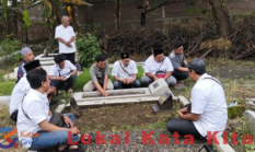 Wartawan Gresik Ziarah Makam Pendiri KWG di HPN 2026