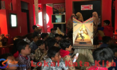 Belajar Melukis Damar Kurung, Siswa SD Almadany Berguru pada Seniman Gresik