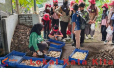 Belajar Kelola Sampah, Murid SD Almadany Kunjungi TPA Ngipik Gresik