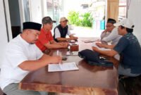 Serahkan Surat - Riandoko Saputro (baju merah) sessaat setelah menyampaikan surat protes dan keberatan hasil tes penjaringan Kadus Simbar 2 kepada Panitia Seleksi dan Pemdes Tampo, disaksikan dua anggota BPD Tampo (Foto : Jatim.co)