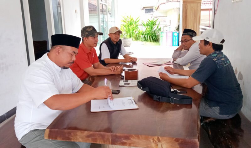 Serahkan Surat - Riandoko Saputro (baju merah) sessaat setelah menyampaikan surat protes dan keberatan hasil tes penjaringan Kadus Simbar 2 kepada Panitia Seleksi dan Pemdes Tampo, disaksikan dua anggota BPD Tampo (Foto : Jatim.co)