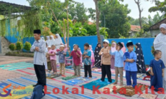 Saat Tangan-tangan Kecil KB dan TK Aisyiyah 23 Mojopetung Gemakan Takbir dan Tebarkan Infak