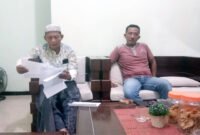 TERIMA SURAT PERNYATAAN - Ketua BPD Tampo. Sopan Hadi menerima penyerahan surat pernyataan menolak hasil penjaringan Kadus oleh RT Rw Se Dusun Simbar 2 Tampo (Foto : Jatim.co) 