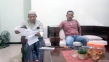 TERIMA SURAT PERNYATAAN - Ketua BPD Tampo. Sopan Hadi menerima penyerahan surat pernyataan menolak hasil penjaringan Kadus oleh RT Rw Se Dusun Simbar 2 Tampo (Foto : Jatim.co) 