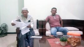 TERIMA SURAT PERNYATAAN - Ketua BPD Tampo. Sopan Hadi menerima penyerahan surat pernyataan menolak hasil penjaringan Kadus oleh RT Rw Se Dusun Simbar 2 Tampo (Foto : Jatim.co) 