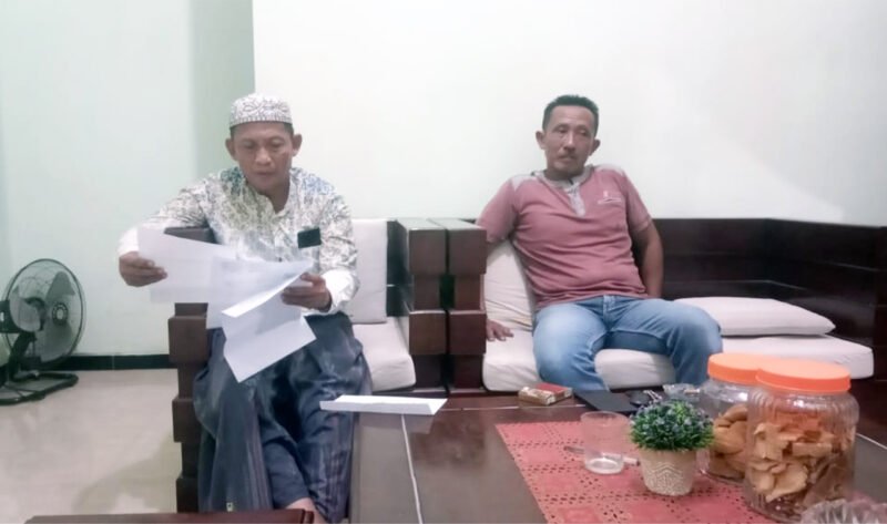 TERIMA SURAT PERNYATAAN - Ketua BPD Tampo. Sopan Hadi menerima penyerahan surat pernyataan menolak hasil penjaringan Kadus oleh RT Rw Se Dusun Simbar 2 Tampo (Foto : Jatim.co) 
