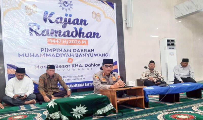 MENGISI CERAMAH - Kapolresta Banyuwangi Kombes Pol Rofiq Ripto Himawan akjak perkuat ukhuwah saat menjadi pengisi materi kajian Ramadan 1447 H. (Rizkie Andri/Jatim.co) 