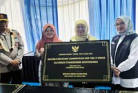 RESMIKAN FASILITAS PENDIDIKAN : Gubernur Jawa Timur Khofifah didampingi Kapolda Jatim Nanang Avianto dan Bupati Banyuwangi Ipuk Fiestiandani sesaat setelah penandatanganan prasasti peresmian revitalisasi sarana pendidikan SLB Negeri Tamanagung. (SLBN Tamanagung/Jatim.co)