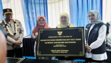 RESMIKAN FASILITAS PENDIDIKAN : Gubernur Jawa Timur Khofifah didampingi Kapolda Jatim Nanang Avianto dan Bupati Banyuwangi Ipuk Fiestiandani sesaat setelah penandatanganan prasasti peresmian revitalisasi sarana pendidikan SLB Negeri Tamanagung. (SLBN Tamanagung/Jatim.co)