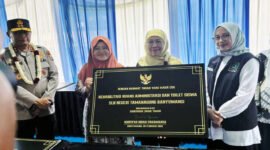 RESMIKAN FASILITAS PENDIDIKAN : Gubernur Jawa Timur Khofifah didampingi Kapolda Jatim Nanang Avianto dan Bupati Banyuwangi Ipuk Fiestiandani sesaat setelah penandatanganan prasasti peresmian revitalisasi sarana pendidikan SLB Negeri Tamanagung. (SLBN Tamanagung/Jatim.co)