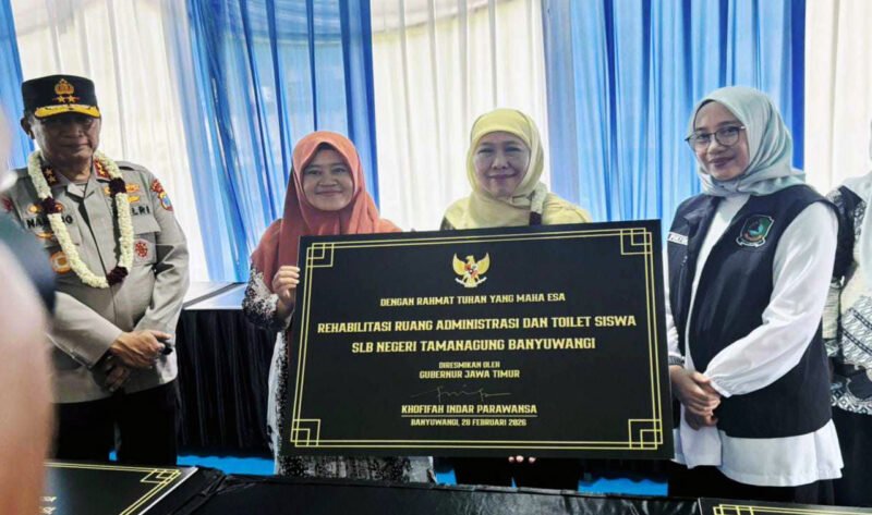 RESMIKAN FASILITAS PENDIDIKAN : Gubernur Jawa Timur Khofifah didampingi Kapolda Jatim Nanang Avianto dan Bupati Banyuwangi Ipuk Fiestiandani sesaat setelah penandatanganan prasasti peresmian revitalisasi sarana pendidikan SLB Negeri Tamanagung. (SLBN Tamanagung/Jatim.co)