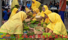 Daun Jati Pengganti Plastik: Idul Adha ‘Hijau’ Muhammadiyah Dan Aisyiyah Mojopetung Memikat Warga
