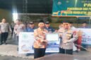 SALURKAN KURBAN : Kapolresta Banyuwangi Kombes Pol. Dr.Rofiq Ripto Himawan simbolis menyerahkan penyaluran hewan kepada Ainur Rofiq yang mewakili Pimpinan Daerah Muhammadiyah Banyuwangi didepan Masjid Roudhotul Jannah Polresta Banyuwangi. (Rizkie/Jatim.co)