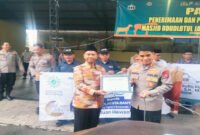 SALURKAN KURBAN : Kapolresta Banyuwangi Kombes Pol. Dr.Rofiq Ripto Himawan simbolis menyerahkan penyaluran hewan kepada Ainur Rofiq yang mewakili Pimpinan Daerah Muhammadiyah Banyuwangi didepan Masjid Roudhotul Jannah Polresta Banyuwangi. (Rizkie/Jatim.co)