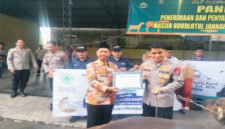 SALURKAN KURBAN : Kapolresta Banyuwangi Kombes Pol. Dr.Rofiq Ripto Himawan simbolis menyerahkan penyaluran hewan kepada Ainur Rofiq yang mewakili Pimpinan Daerah Muhammadiyah Banyuwangi didepan Masjid Roudhotul Jannah Polresta Banyuwangi. (Rizkie/Jatim.co)