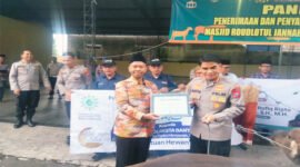 SALURKAN KURBAN : Kapolresta Banyuwangi Kombes Pol. Dr.Rofiq Ripto Himawan simbolis menyerahkan penyaluran hewan kepada Ainur Rofiq yang mewakili Pimpinan Daerah Muhammadiyah Banyuwangi didepan Masjid Roudhotul Jannah Polresta Banyuwangi. (Rizkie/Jatim.co)