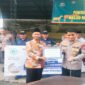 SALURKAN KURBAN : Kapolresta Banyuwangi Kombes Pol. Dr.Rofiq Ripto Himawan simbolis menyerahkan penyaluran hewan kepada Ainur Rofiq yang mewakili Pimpinan Daerah Muhammadiyah Banyuwangi didepan Masjid Roudhotul Jannah Polresta Banyuwangi. (Rizkie/Jatim.co)